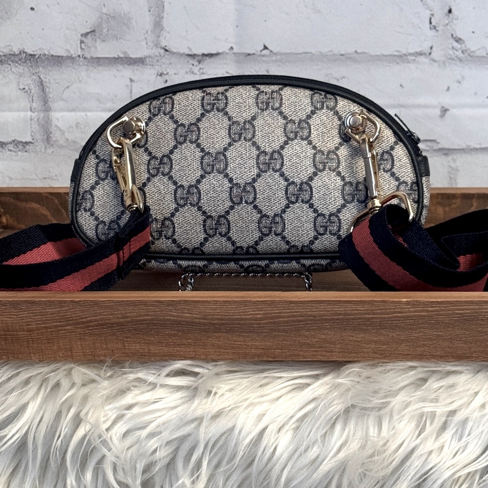 GUCCI authentic Vintage 80s GG monogram
PVC leather blue Pouch